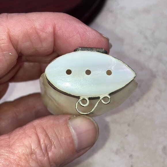 Vintage Two's Company Mother of Pearl Salt & Pepper Shakers Hinged India 1960’s - Picture 7 of 10